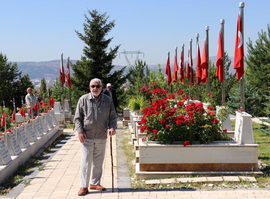 Bayram arifesinde şehitliklerde hüzün: Kahramanlara koştular - Resim: 18